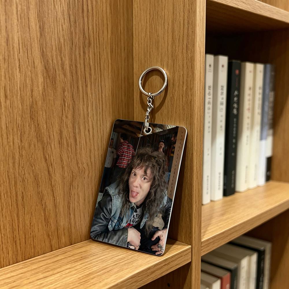 actor J-Joseph Quinn Cat Badge - Leather Works recension och pris