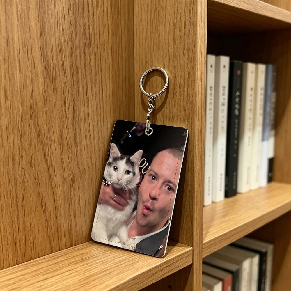 actor J-Joseph Quinn Cat Badge - Leather Works recension och pris